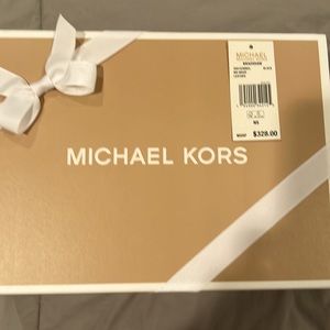 Michael Kors Bradshaw bags. NEVER USED. 9”-5.5”. Width 2” Exterior pocket.